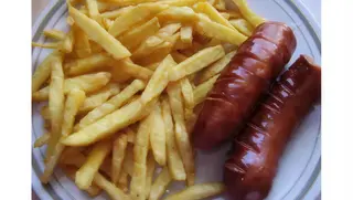 Kiełbasa z Frytkami + Frugo 300ml