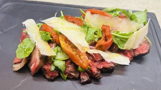Tagliata con pomodorini confit grana e rucola