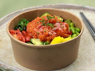 Poke Bowl z tatarem z łososia (400g)