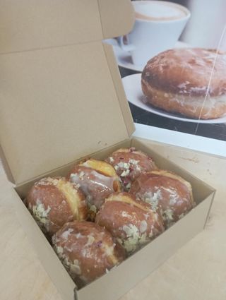 Pączki niespodzianka z miksem nadziań kremowych i owocowych