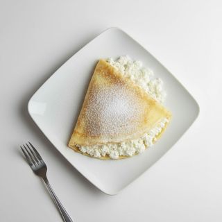 Naleśnik z twarożkiem i cukrem pudrem