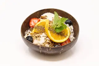 Fruta Con Yogur Y Granola Bowl