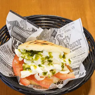 Arepa Caprese