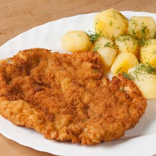 Kotlet schabowy,ziemniaki,surówka