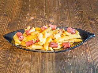 Patatine con würstel e formaggio