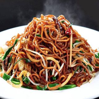 28. Tallarines Fritos Con Ternera