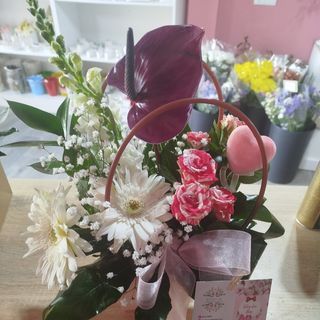 Malinha papel kraft  com flores de várias cores....