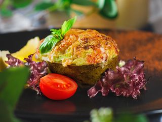 Авокадо запечене з креветками та лососем