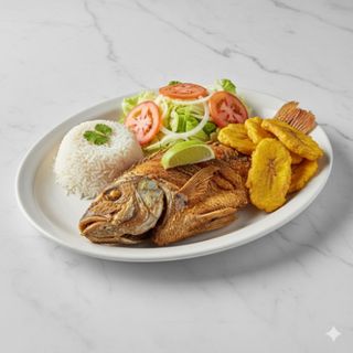 Pescado frito con tostones