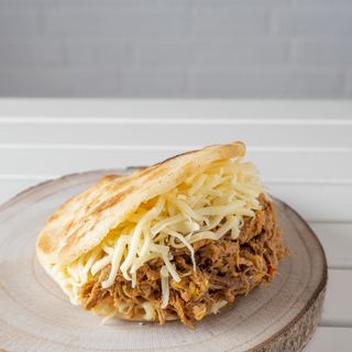 Arepa Pelúa (CARNE + QUESO AMARILLO)