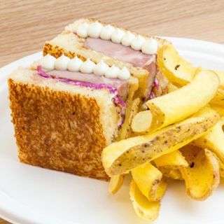 BAO PORK SANDWICH CON PULLED PORK, MAYO AL WASABY E CETRIOLI AGRODOLCE