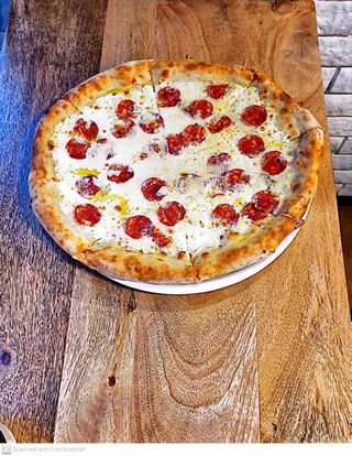 Пица Куатро Формаджи с добавка салам наполи (400г)