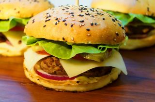 Burger pui 2+1 GRATIS (NU CONTINE CARTOF SI SOS)