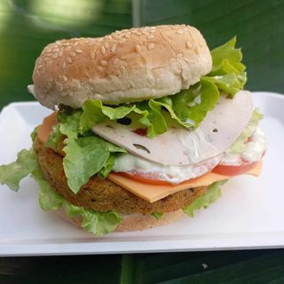 Hambúrguer Vegano de Lentilhas e Tofu + oferta de sumo do dia 100% natural