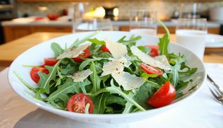 Rucola, parmezan si rosii cherry