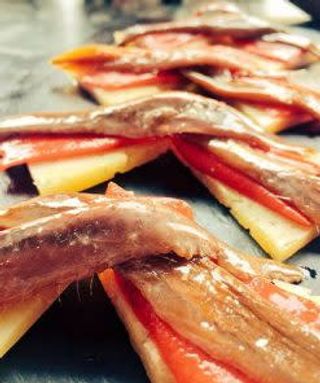 Queso Manchego Con Anchoas Y Pimientas 