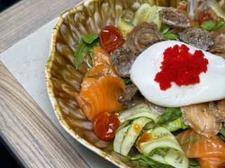 Салат з золотистим лососем та яйцем пашот (300g)