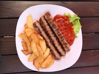 Тройка кебапчета с пържени картофи със сирене