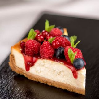Tarta De Queso Con Salsa De Frutos Rojos