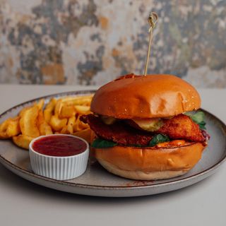 Burger Barbacoa Chicken + Cartofi + Sos