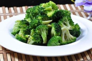 111 Жареные брокколи 素炒西兰花