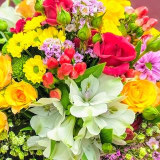 Bouquet con fiori di stagione nei toni del  giallo, arancio,rosso, Piccolo