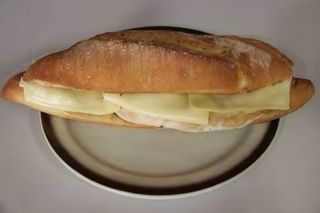 Bocadillo De Pechuga De Pollo Con Queso