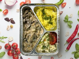 Говядина с шампиньонами и сливками с гарниром