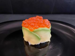 86.Tarta Ikura Con Aguacate (2 Uds.)