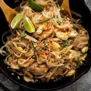 Pad-thai z krewetkami po tajsku
