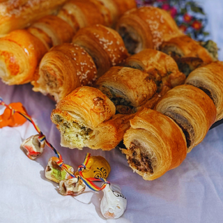 Platou mix cu mini-pateuri (branza, ciuperci, carne)