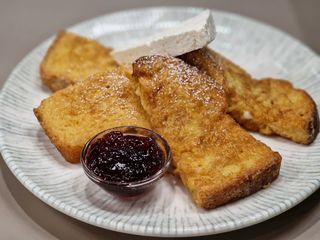 Пържени филийки със сирене и сладко (300г)