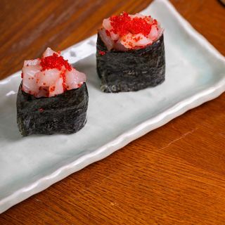 Gunkan con spigola e tobiko rosso