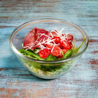 3. Insalata verde, bresaola, rucola, grana, carote, pomodori, limone