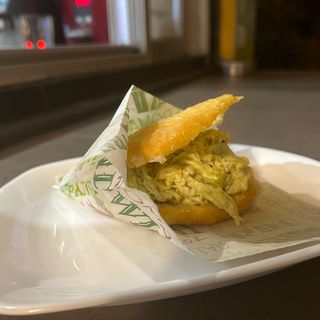 Arepas de pollo desmenuzado y queso gouda
