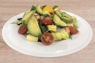 Ensalada De Fruta Con Aguacate Y Salsa Rosa