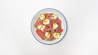 Carpaccio de ton roșu cu sos de trufe și anșoa, brânza Stracciatella