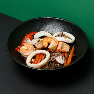 Սոբա ծովամթերքով և բանջարեղենով