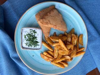 Caşcaval pane cu cartofi prăjiţi