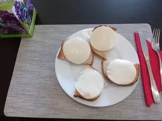 Bruschette cu mozzarella
