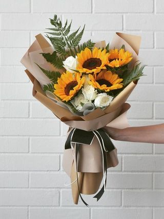 მზესუმზირები თეთრი ეუსტომებით 