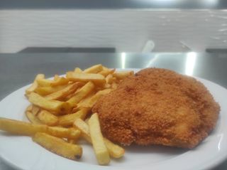 Ración De Pechugas Villeroy Con Patatas Fritas