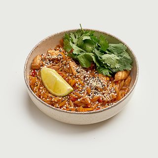 Орзо із курочкою в соєво-кунжутному соусі