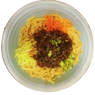 Tallarines con salsa y picadillo frito de cerdo (炸酱面）