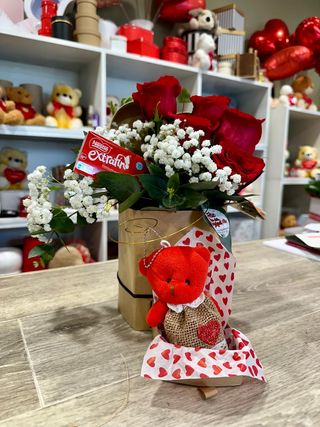 Arranjo com 3 Rosas, Chocolate e Ursinho Pequeno