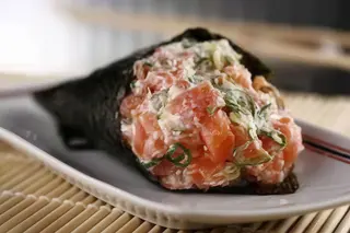 38-Temaki Salmão com Queijo