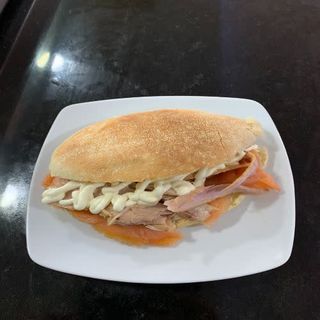 Mollete Averroes Con Salmón Ahumado, Ventresca Y Mahonesa