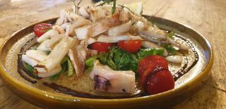 Tagliata dì calamaro al balsamico con rucola, basilico e rosmarino