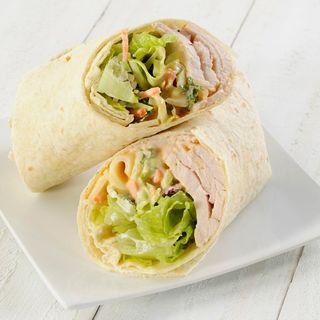 Enrollado de ensalada de pollo pollo picado con mayonesa