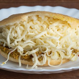 Arepa Frita De Carne Mechada Y Queso